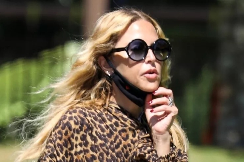 20 celebrities who wear a protective mask on their chin