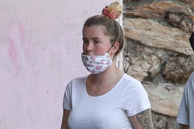 20 celebrities who wear a protective mask on their chin