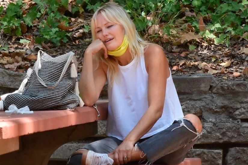 20 celebrities who wear a protective mask on their chin