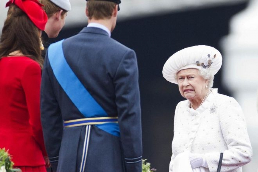 25 "carbon monoxide" photos of Queen Elizabeth II, which can easily become memes 25 "carbon monoxide" photos of Queen Elizabeth II, which can easily become memes