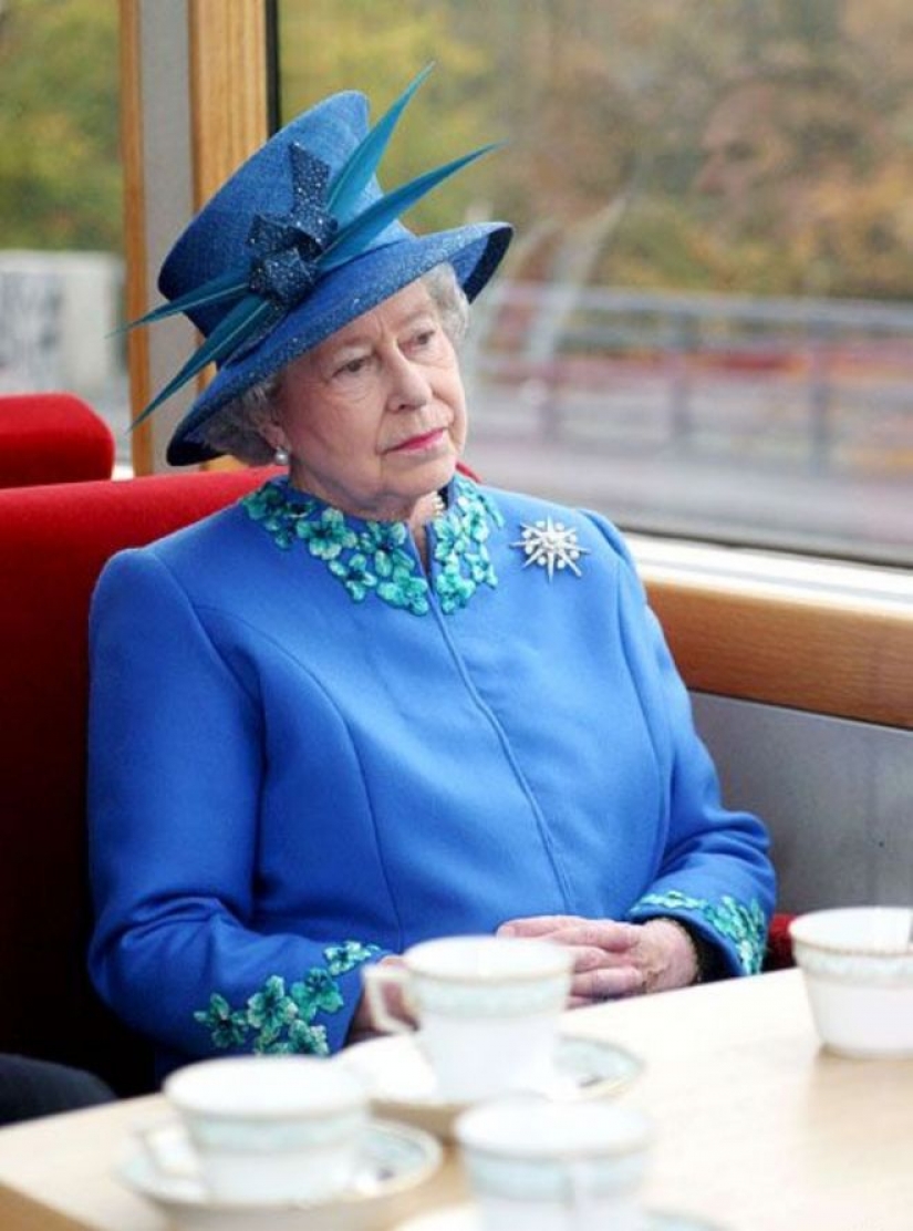 25 "carbon monoxide" photos of Queen Elizabeth II, which can easily become memes 25 "carbon monoxide" photos of Queen Elizabeth II, which can easily become memes