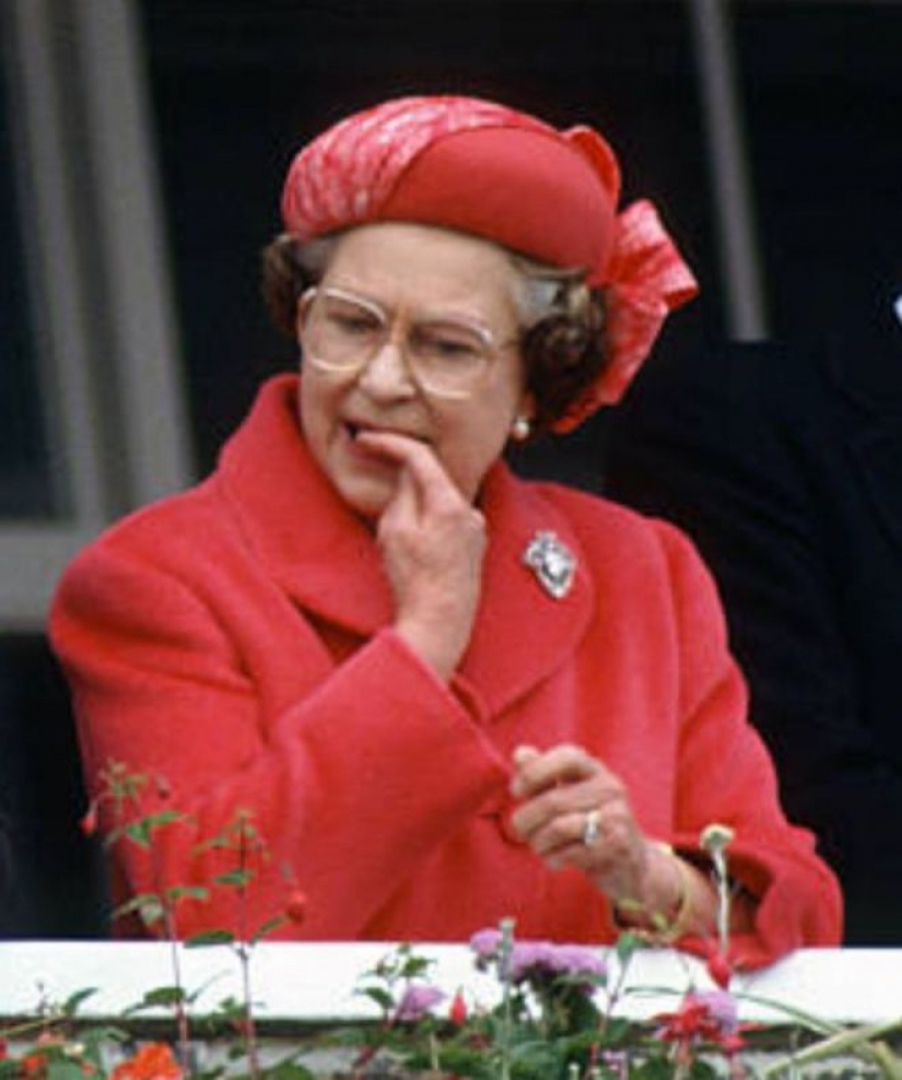 25 "carbon monoxide" photos of Queen Elizabeth II, which can easily become memes 25 "carbon monoxide" photos of Queen Elizabeth II, which can easily become memes