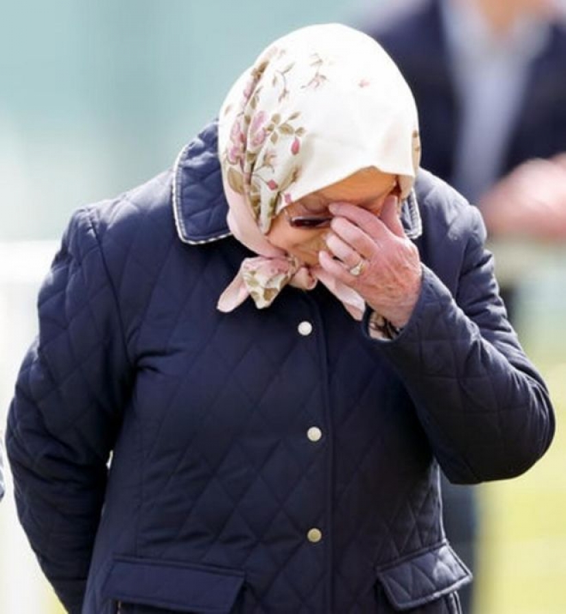 25 "carbon monoxide" photos of Queen Elizabeth II, which can easily become memes 25 "carbon monoxide" photos of Queen Elizabeth II, which can easily become memes