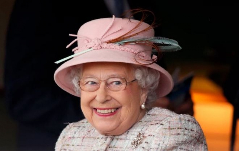 25 "carbon monoxide" photos of Queen Elizabeth II, which can easily become memes 25 "carbon monoxide" photos of Queen Elizabeth II, which can easily become memes