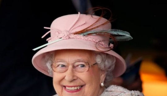 25 "carbon monoxide" photos of Queen Elizabeth II, which can easily become memes