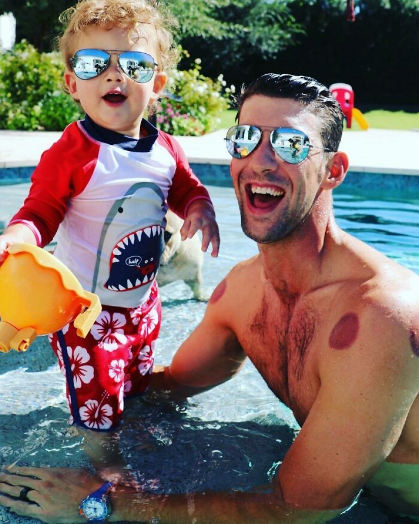 25 rare photos of Olympians showing what is happening behind the scenes of big sports