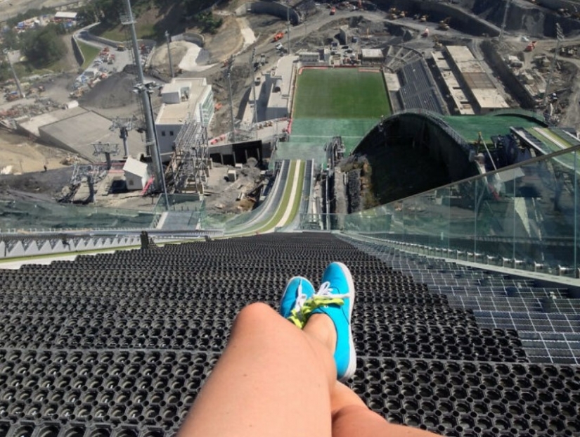 25 rare photos of Olympians showing what is happening behind the scenes of big sports