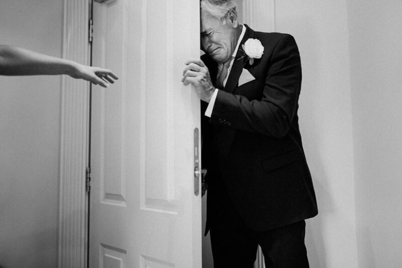26 touching photos of fathers who did not hold back emotions at the wedding of their daughters 26 touching photos of fathers who did not hold back emotions at the wedding of their daughters