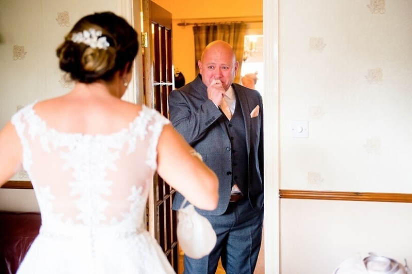 26 touching photos of fathers who did not hold back emotions at the wedding of their daughters 26 touching photos of fathers who did not hold back emotions at the wedding of their daughters