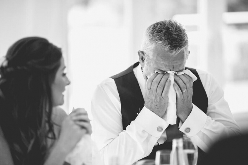 26 touching photos of fathers who did not hold back emotions at the wedding of their daughters 26 touching photos of fathers who did not hold back emotions at the wedding of their daughters