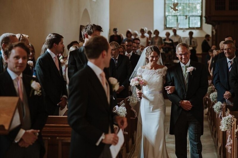 26 touching photos of fathers who did not hold back emotions at the wedding of their daughters 26 touching photos of fathers who did not hold back emotions at the wedding of their daughters