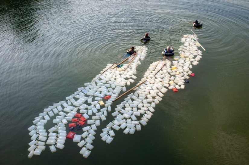 3 km swim overcome the 80-year-old woman with Sulawesi, to produce drinking water