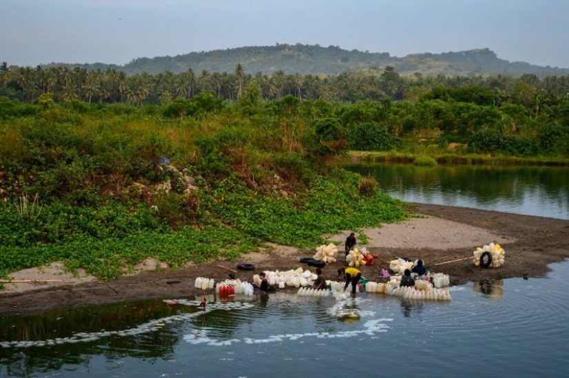 3 km swim overcome the 80-year-old woman with Sulawesi, to produce drinking water