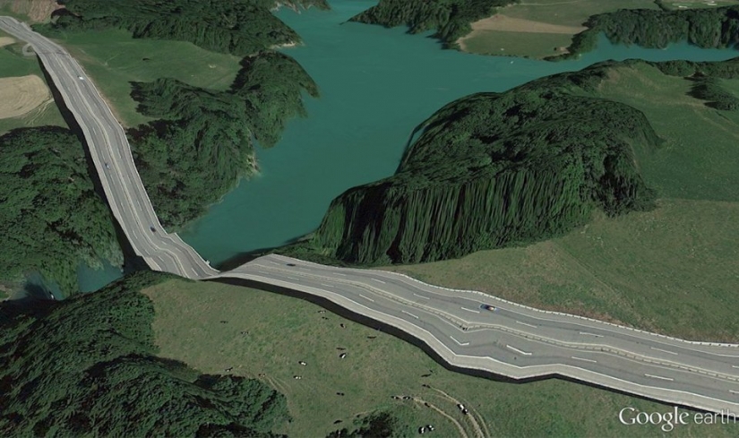 32 photos from Google Earth, contrary to common sense