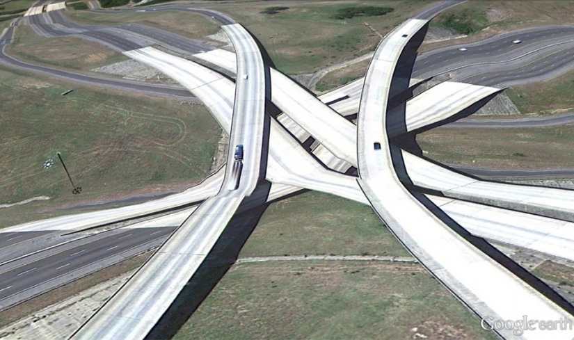 32 photos from Google Earth, contrary to common sense