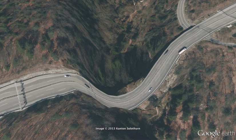 32 photos from Google Earth, contrary to common sense