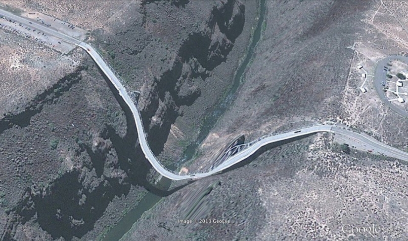 32 photos from Google Earth, contrary to common sense