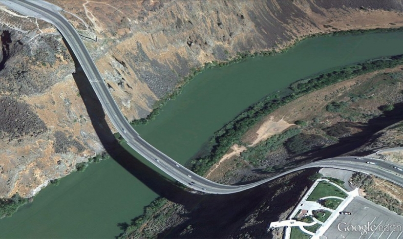 32 photos from Google Earth, contrary to common sense