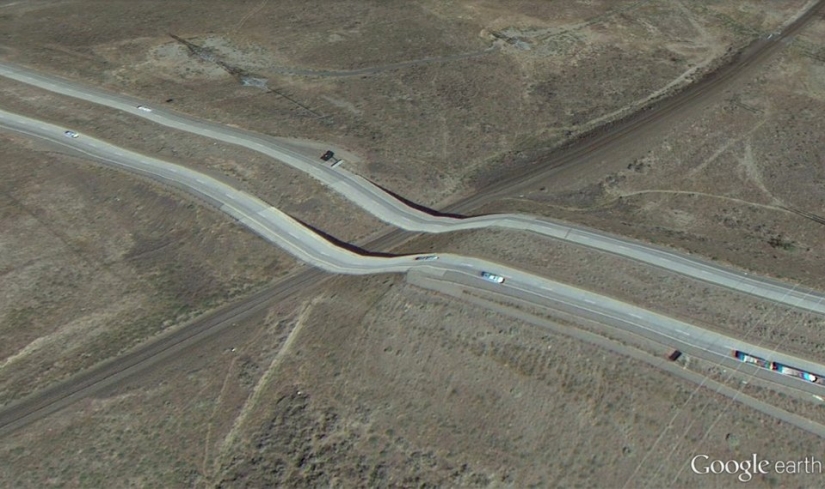 32 photos from Google Earth, contrary to common sense