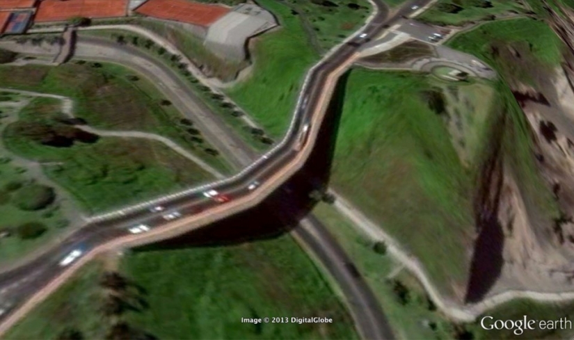 32 photos from Google Earth, contrary to common sense