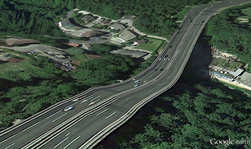 32 photos from Google Earth, contrary to common sense
