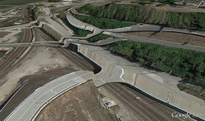 32 photos from Google Earth, contrary to common sense
