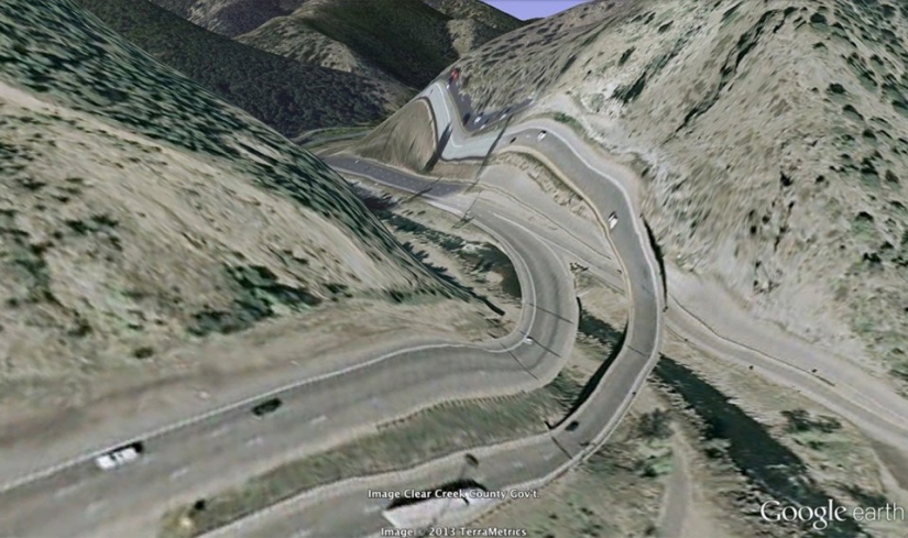 32 photos from Google Earth, contrary to common sense