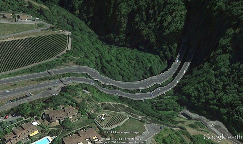 32 photos from Google Earth, contrary to common sense
