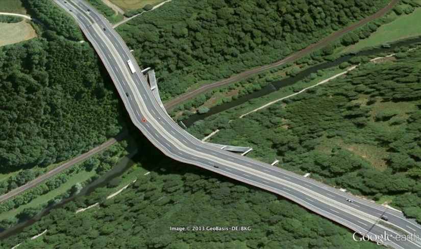 32 photos from Google Earth, contrary to common sense