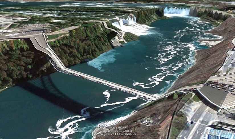 32 photos from Google Earth, contrary to common sense