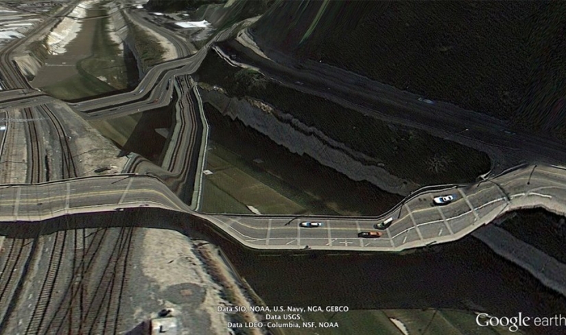 32 photos from Google Earth, contrary to common sense
