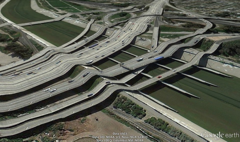 32 photos from Google Earth, contrary to common sense