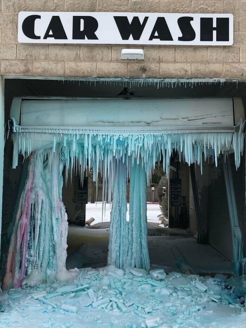 35 photographs about what is happening now in the frozen Texas