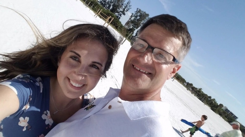 36 años de diferencia de amor no es un obstáculo? La chica dejó a su amante por el padre del novio