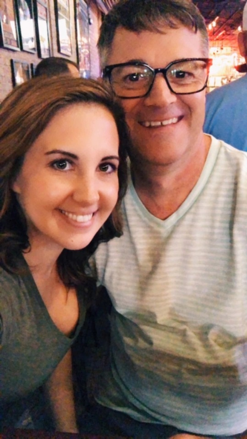 36 años de diferencia de amor no es un obstáculo? La chica dejó a su amante por el padre del novio