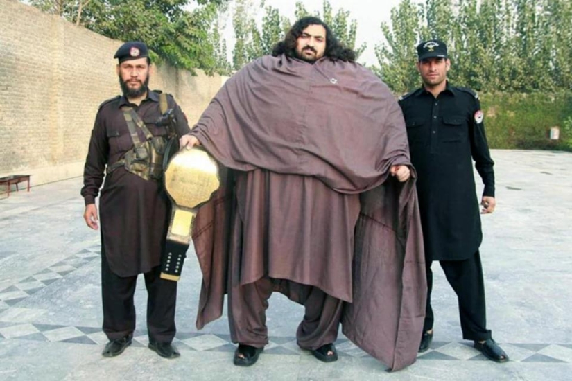 430-pound Pakistani eats 36 eggs for breakfast to become a real Hercules 430-pound Pakistani eats 36 eggs for breakfast to become a real Hercules