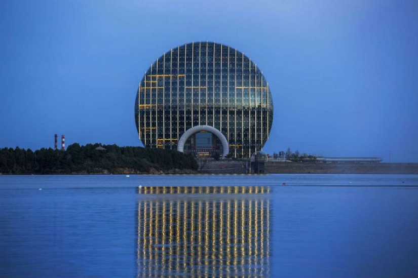 5 spherical skyscrapers that defy the laws of nature