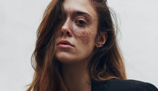 7 personas que no encajan en los estándares de los modelos, pero que aún así hacen que miles de fanáticos se enamoren de ellos 7 personas que no encajan en los estándares de los modelos, pero que aún así hacen que miles de fanáticos se enamoren de ellos