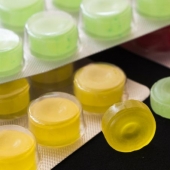 8 alimentos y bebidas que arruinan tus dientes peor que los dulces