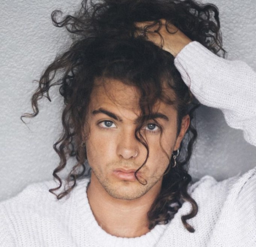 8 hombres con una magnífica melena