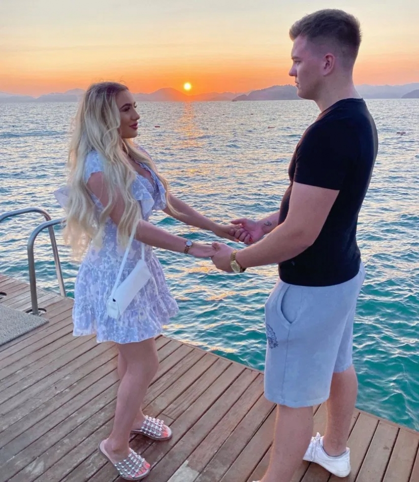 A 19-year-old blogger who dropped out of college, earned her own house and teaches this to others