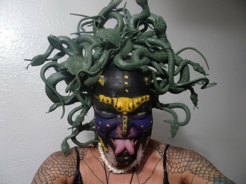 A banker from the USA paid 6 million to change his life and become a "reptiloid"