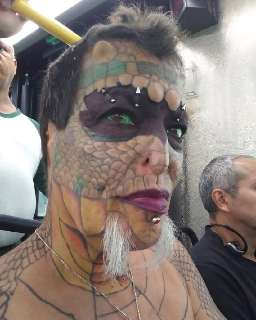 A banker from the USA paid 6 million to change his life and become a "reptiloid"