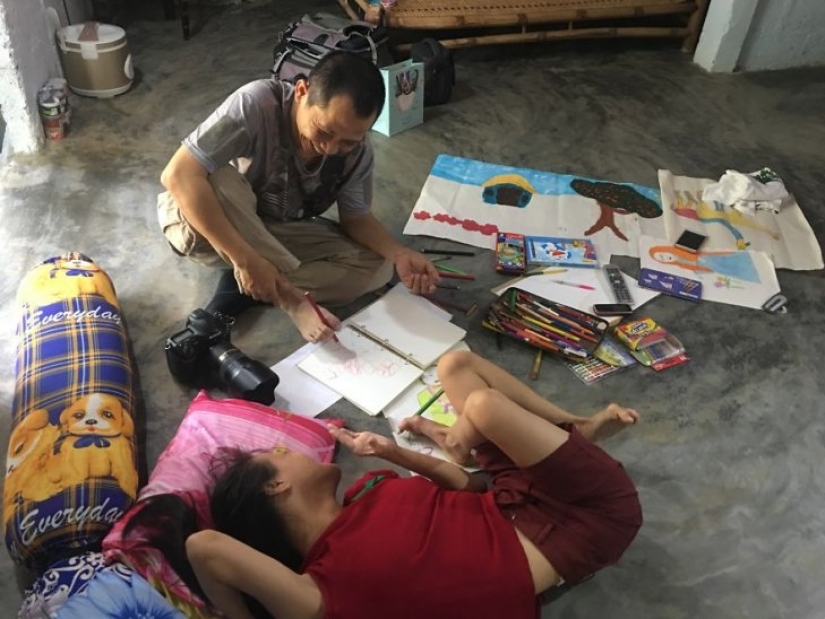A disabled girl from Vietnam draws her dreams with her feet A disabled girl from Vietnam draws her dreams with her feet