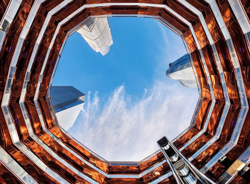 A grand staircase leading to nowhere: a new attraction has appeared in New York