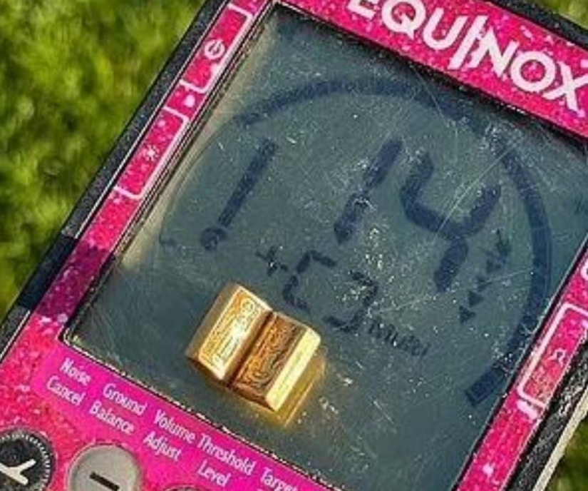 A miniature Bible of the 15th century made of pure gold has been found in the UK