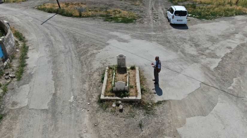 A mystical grave in the middle of a road in a Turkish city raises many questions