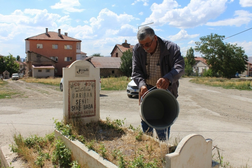 A mystical grave in the middle of a road in a Turkish city raises many questions