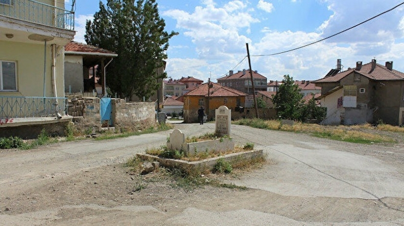 A mystical grave in the middle of a road in a Turkish city raises many questions
