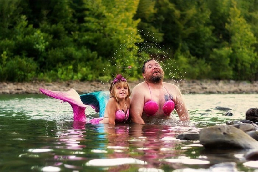 A photo shoot of a father with a little daughter in the image of mermaids conquered social networks A photo shoot of a father with a little daughter in the image of mermaids conquered social networks